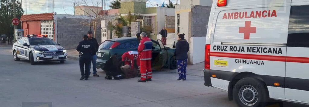 Mujer resulta atropellada por su propio vehículo en la colonia Atenas