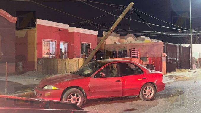 Conductor choca contra poste y huye en la colonia Paseos del Camino Real