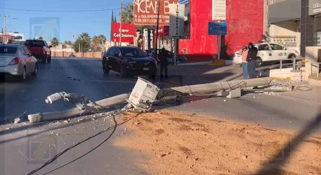 Conductor sufre desmayo al volante y derriba un poste con transformador