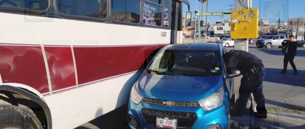 Conductor de plataforma invade carril y provoca choque alcance con un urbano; pasajeros lesionados leves