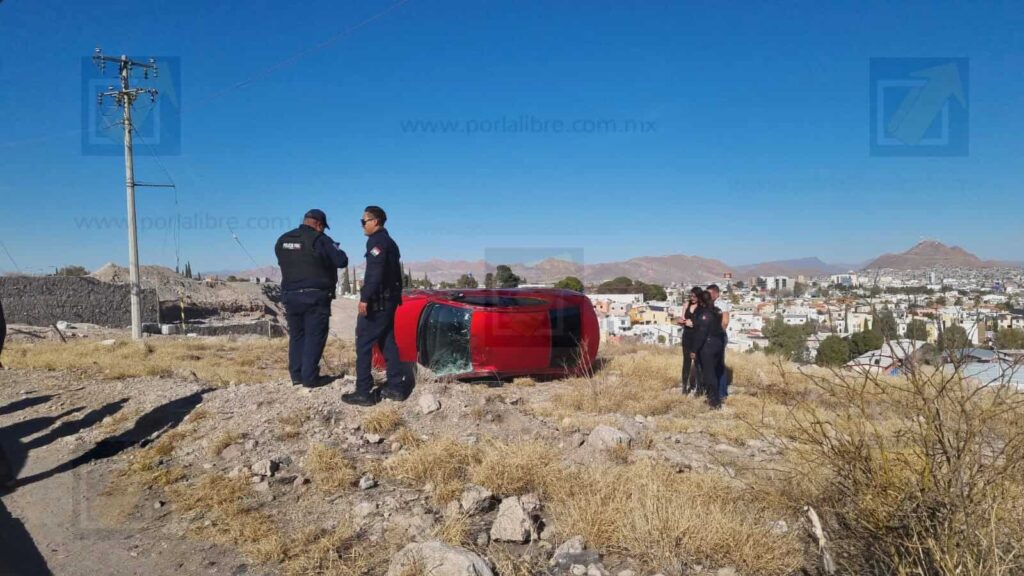 Vehículo vuelca en periférico de la Juventud; pareja resulta ilesa