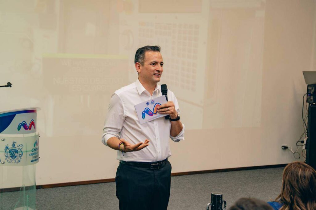 Entrega alcalde Bonilla máquina CNC a estudiantes de la UTCH BIS