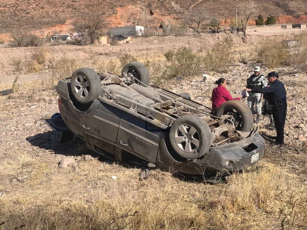 Vehículo sale del camino y cae al río Sacramento; cuatro personas resultan lesionadas