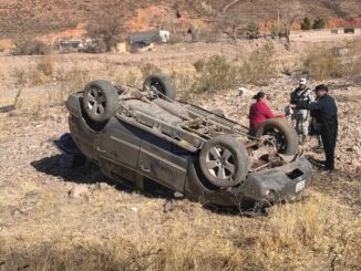 Vehículo sale del camino y cae al río Sacramento; cuatro personas resultan lesionadas