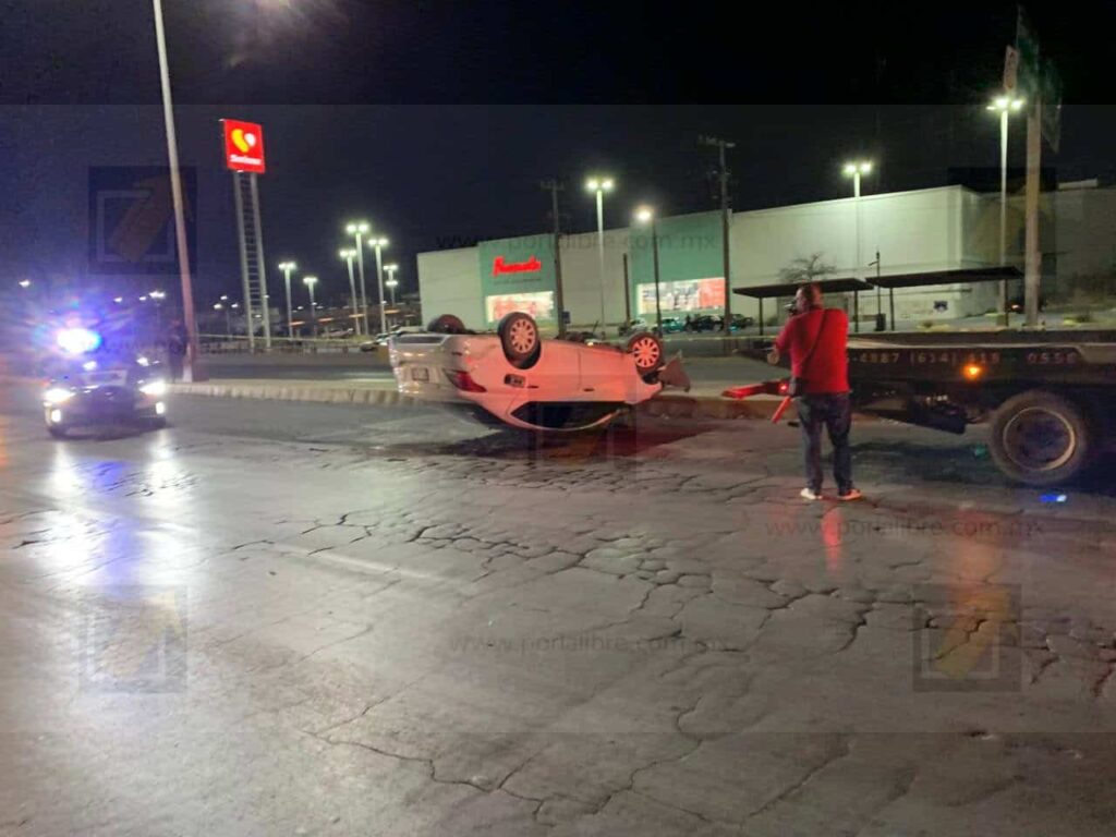 Choque con volcadura en Avenida Tecnológico y Homero bloquea el tráfico