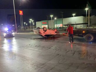 Choque con volcadura en Avenida Tecnológico y Homero bloquea el tráfico