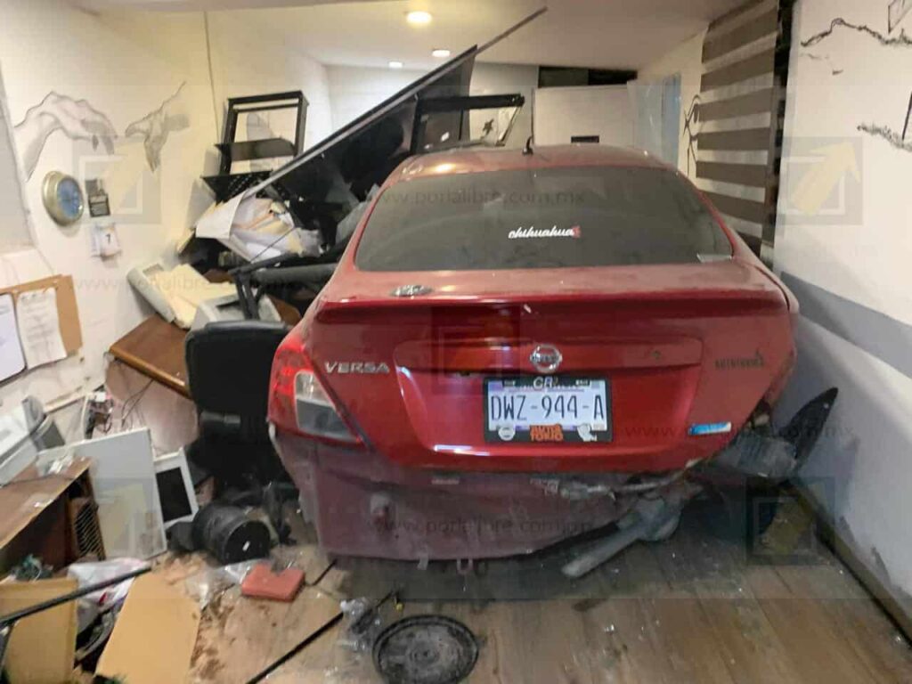 Conductora se estrella contra vehículo y una oficina al perder el control en la Deza y Ulloa; deja daños totales