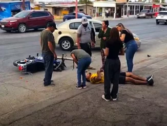 Motociclista queda lesionado en choque con vehículo