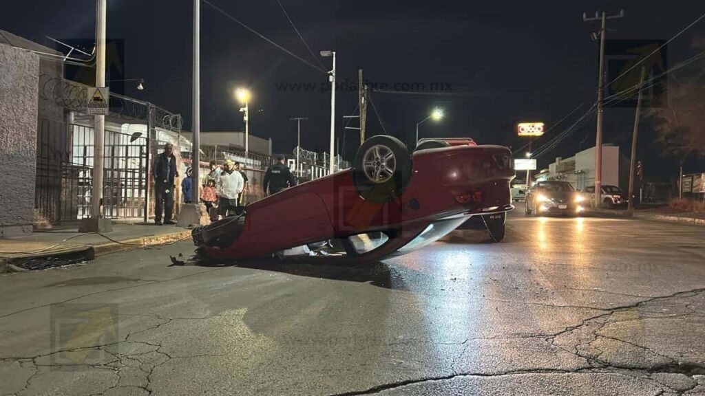 Conductor de vehículo se impacta contra poste y vuelca en avenida Zaragoza