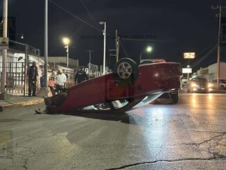 Conductor de vehículo se impacta contra poste y vuelca en avenida Zaragoza