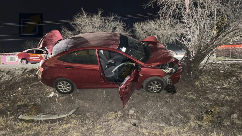 Vehículo queda a punto de volcar tras choque múltiple