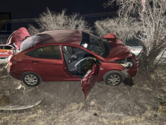 Vehículo queda a punto de volcar tras choque múltiple