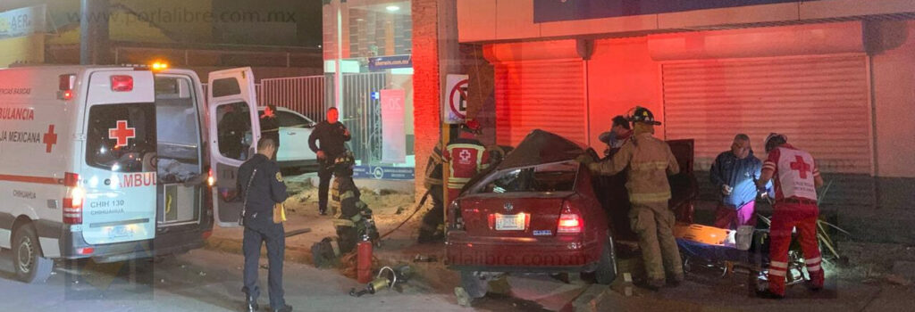 Dos atrapados tras choque en lateral Ortiz Mena