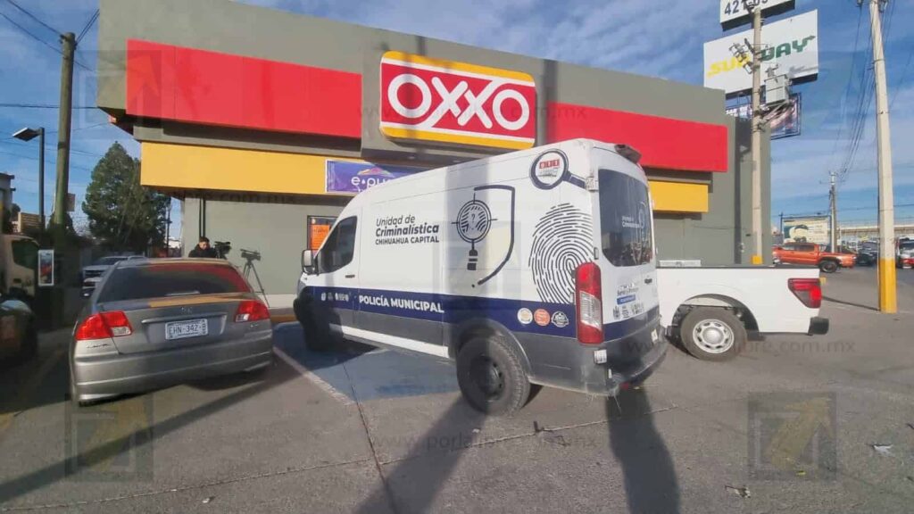 Roban tienda Oxxo durante la noche en la colonia Karike 