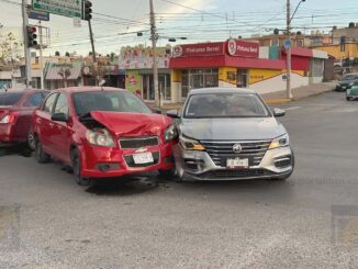 Conductor provoca choque al omitir un alto en la Juan Escutia