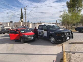 Choque entre patrulla municipal y camioneta deja a una agente lesionada