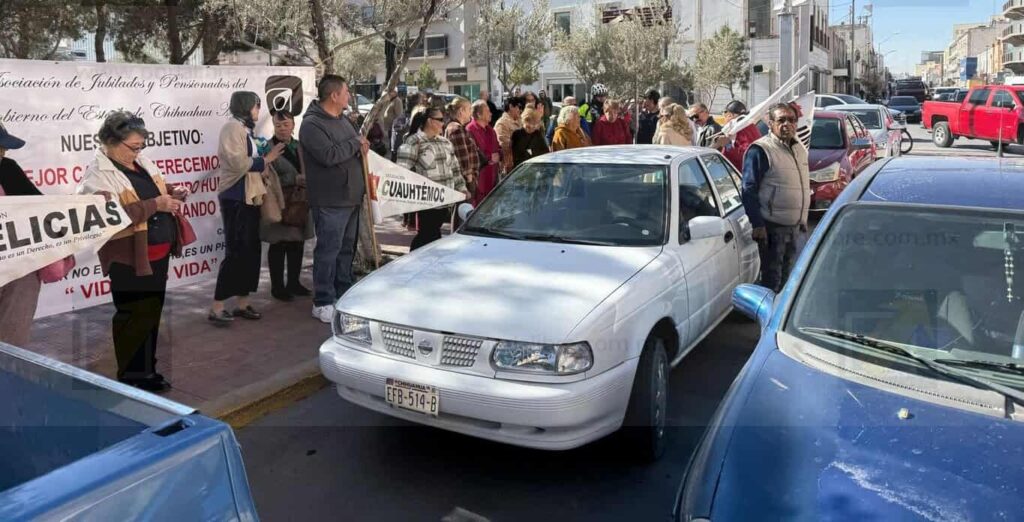 Protestan pensionados y jubilados de Pensiones Civiles del Estado