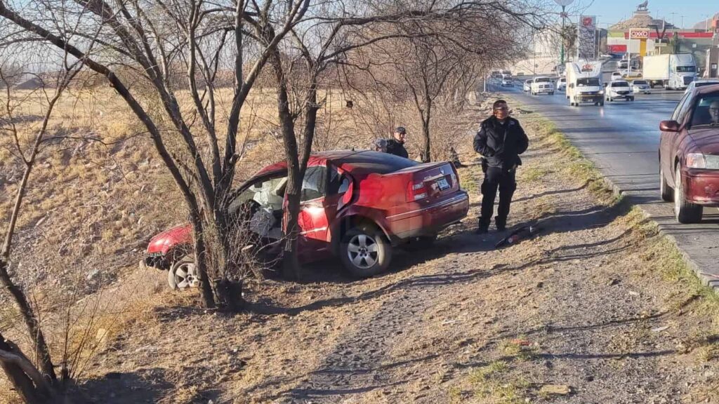 Conductor provoca choque en la carretera Chihuahua-Aldama;  mujer a punto de caer en un barranco