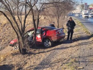 Conductor provoca choque en la carretera Chihuahua-Aldama;  mujer a punto de caer en un barranco