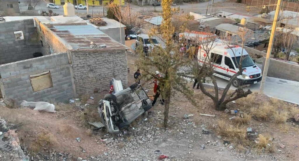 Mujer atrapada tras volcadura en barranco en la Prolongación 20 de Noviembre
