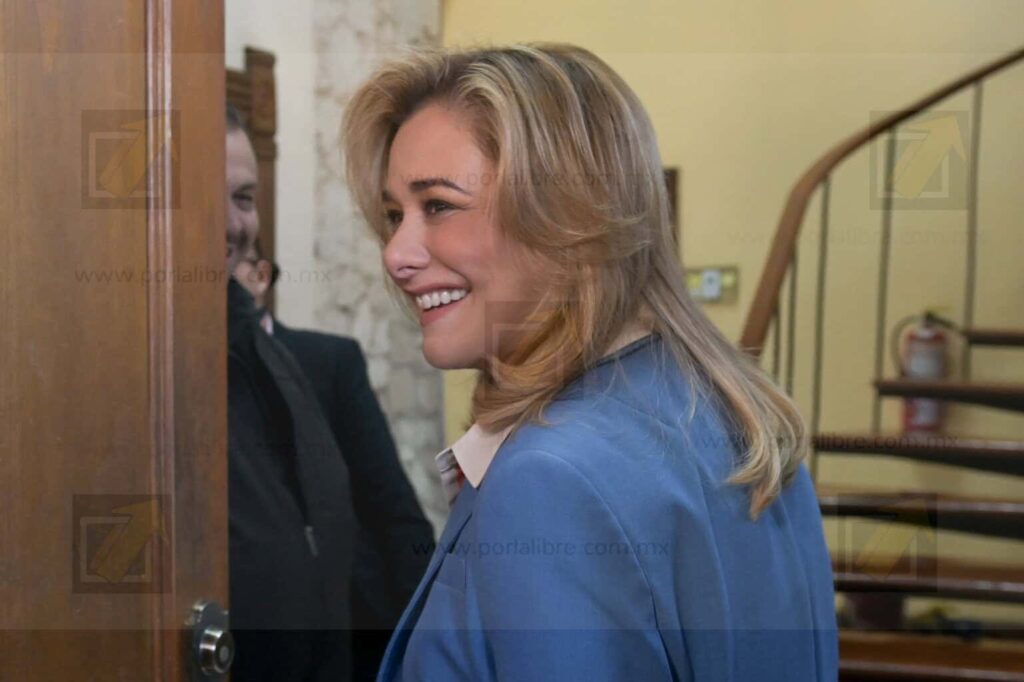 Llega Maru Campos a reunión con Santiago Creel y bromea ¿No les gustaría de gobernador   ?