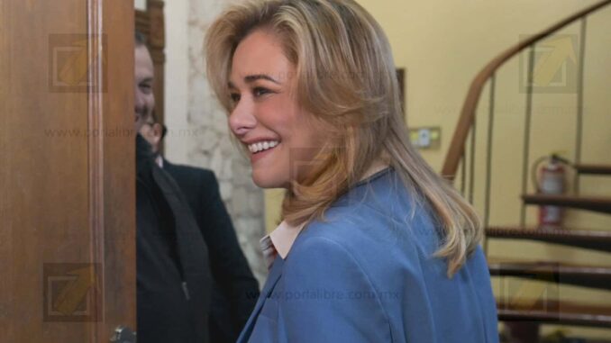 Llega Maru Campos a reunión con Santiago Creel y bromea ¿No les gustaría de gobernador   ?