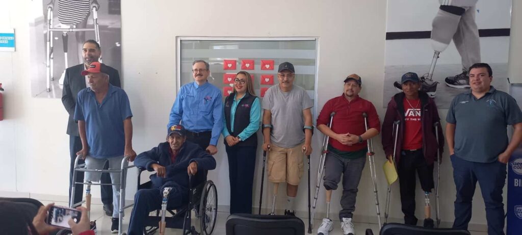 Vuelven a caminar gracias a la entrega de prótesis por el DIF Estatal
