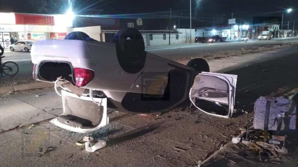 Conductor pierde el control, choca y vuelca su vehículo en Villa Juárez