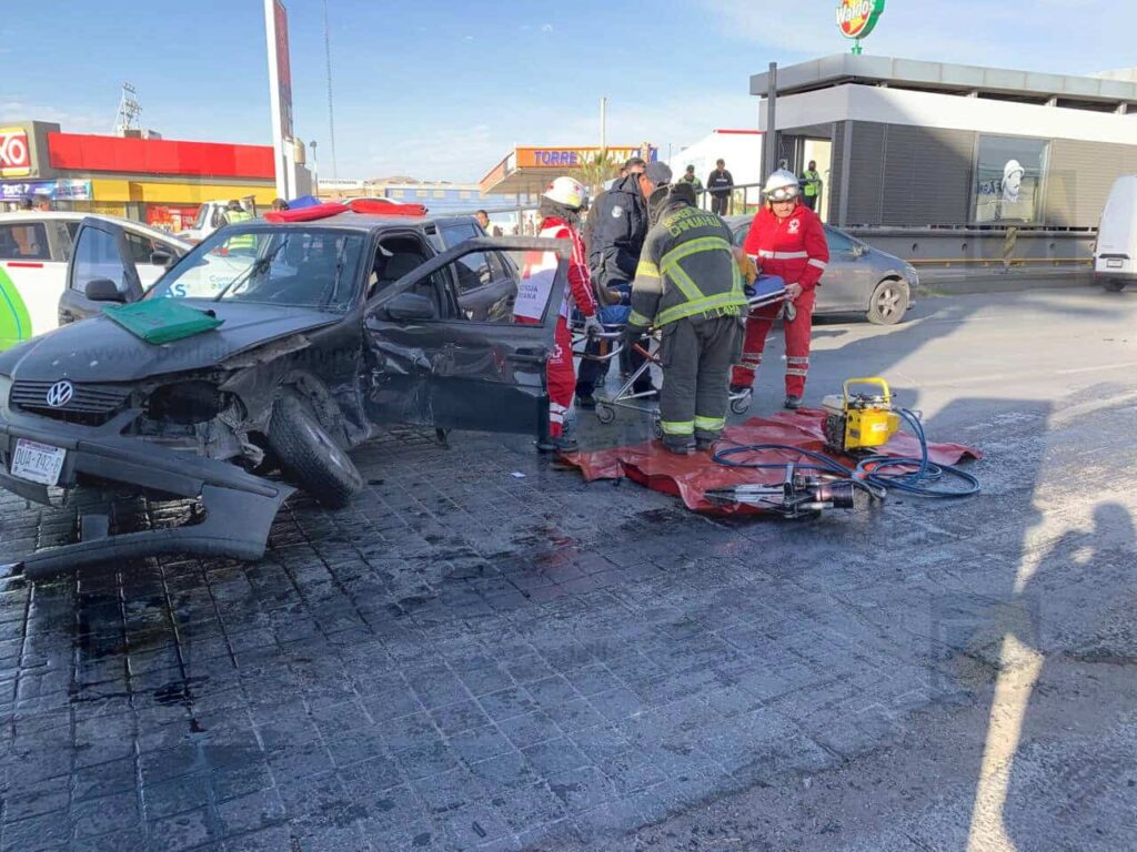Conductora omite alto para ingresar a la Tecnológico; provoca choque y queda atrapada