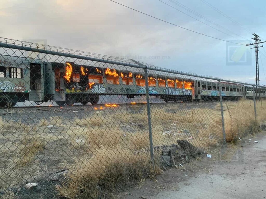 Prenden fuego a vagón de Ferromex; sospechoso huyó del lugar