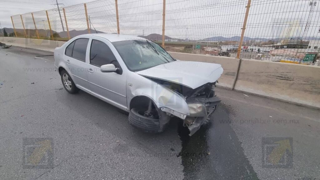 Vehículo vuelca en gaza de incorporación a la Silvestre Terrazas