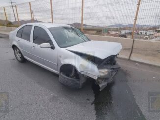 Vehículo vuelca en gaza de incorporación a la Silvestre Terrazas