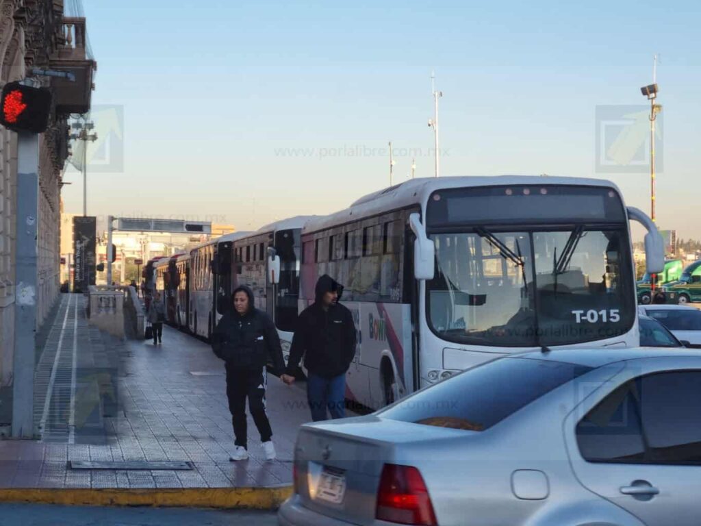 Protestan choferes del Bowí en palacio; servicio se reduce al mínimo