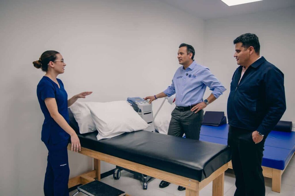 Inauguran nueva clínica del IMPAS en Punta Oriente; alcalde cumple