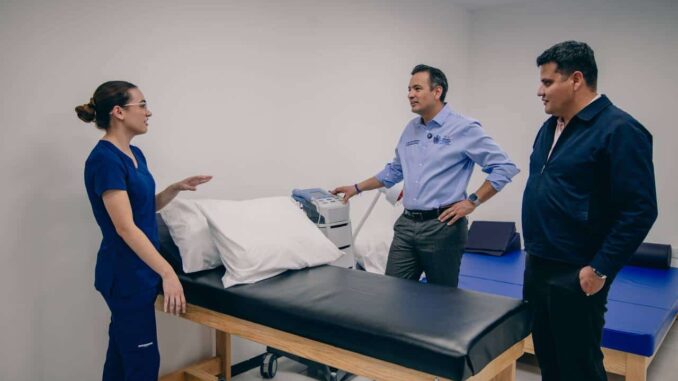 Inauguran nueva clínica del IMPAS en Punta Oriente; alcalde cumple