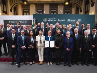 Sheinbaum firma acuerdo para topar precio de la gasolina magna a 24 pesos