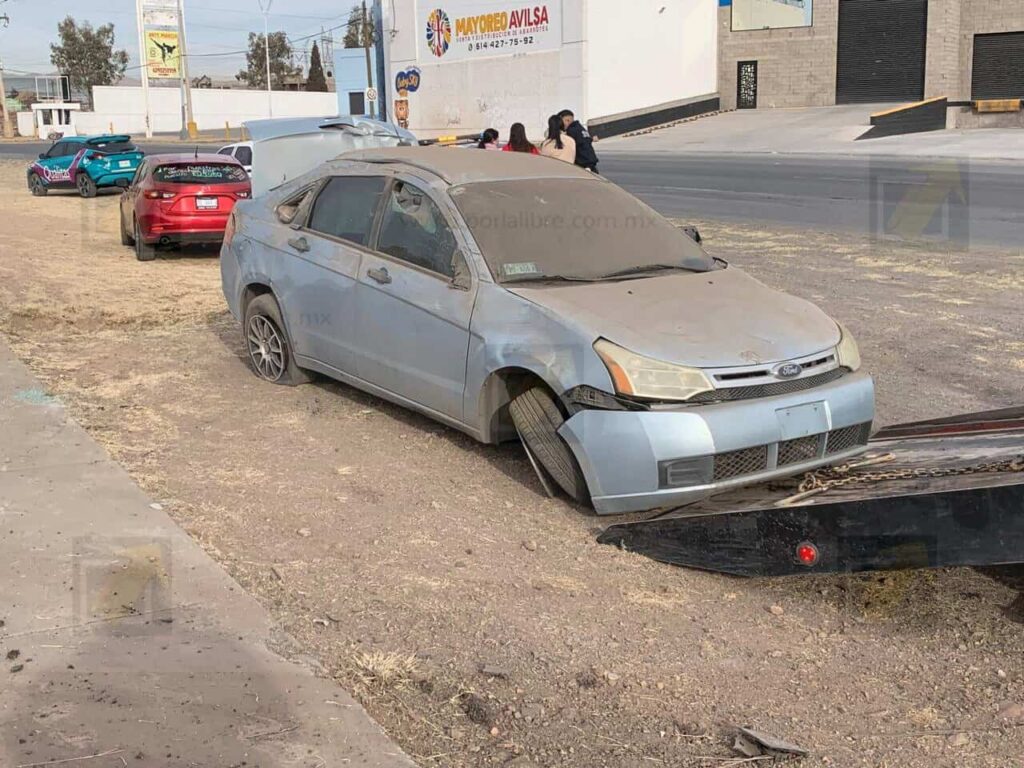 Conductora vuelca al pasar una curva en la vialidad Los Nogales y Sosa Vera