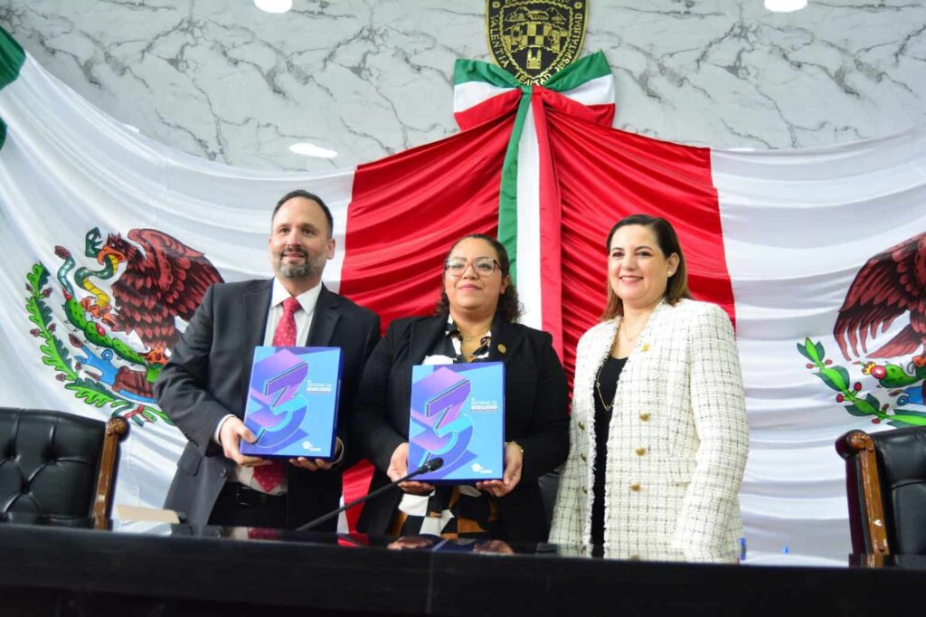 Entrega Santiago De la Peña 3er informa de gobierno de Maru Campos