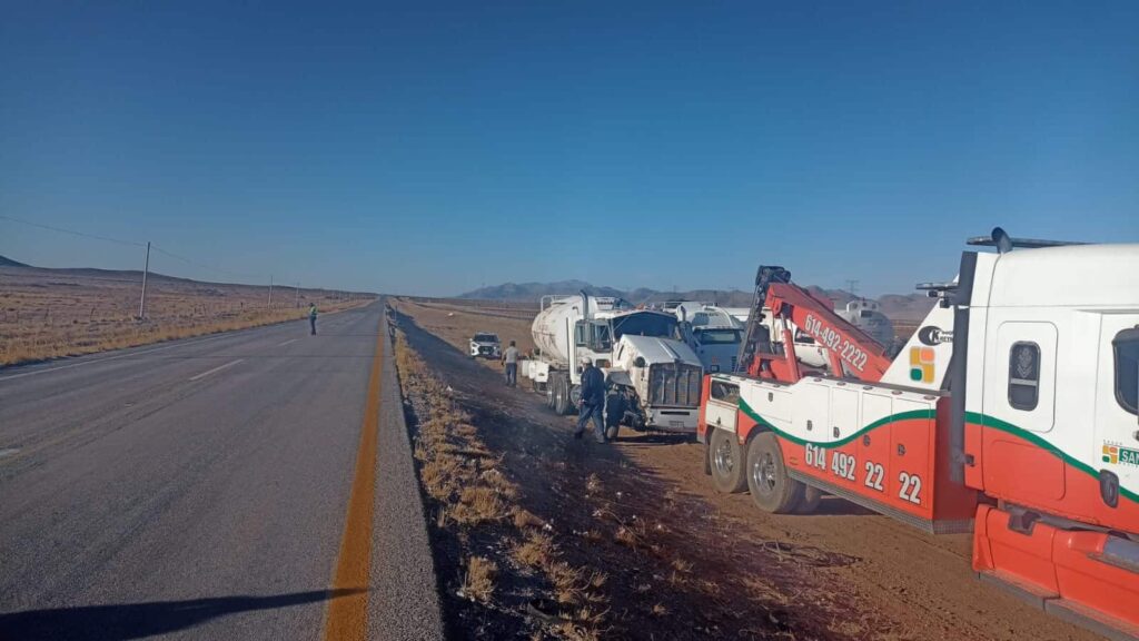 Abren carriles en carretera a Juárez tras accidente de pipa cargada con gasolina