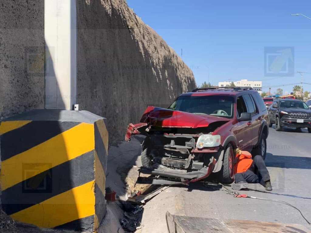 Conductor se impacta contra cerro y un poste en el Periférico de la Juventud