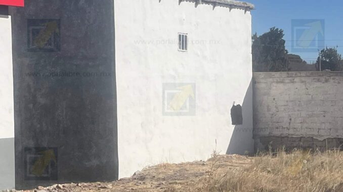 Roban caja registradora y mercancía tras abrir boquete en tienda Tecate Six