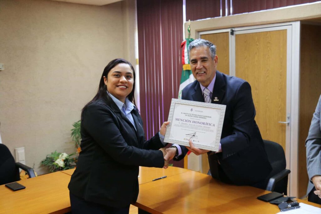 Otorga Tecnológico de NCG mención honorífica a alumna por su desempeño en examen de egreso