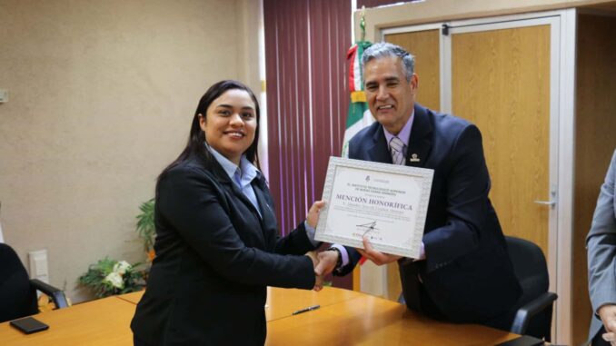 Otorga Tecnológico de NCG mención honorífica a alumna por su desempeño en examen de egreso
