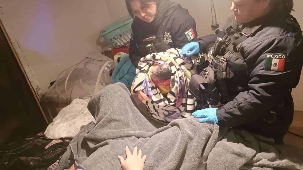 Apoya policías municipales a mujer que dio a luz en su vivienda