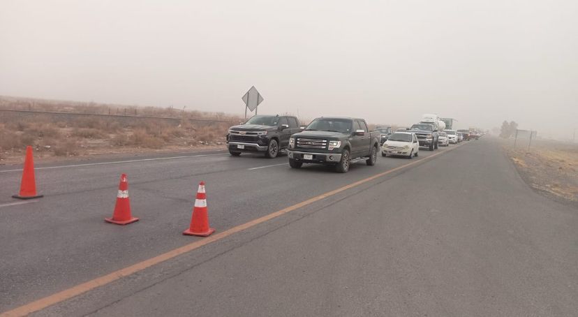 Reportan cierres parciales en tramo carretero Juárez-Ahumada por fuertes vientos