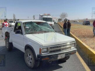Pareja queda atrapada al chocar contra barra de contención en carretera a Juárez