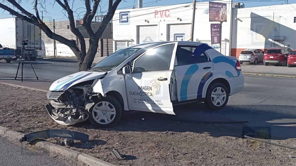 Conductor pierde el control y choca contra luminaria y árbol en avenida Tecnológico