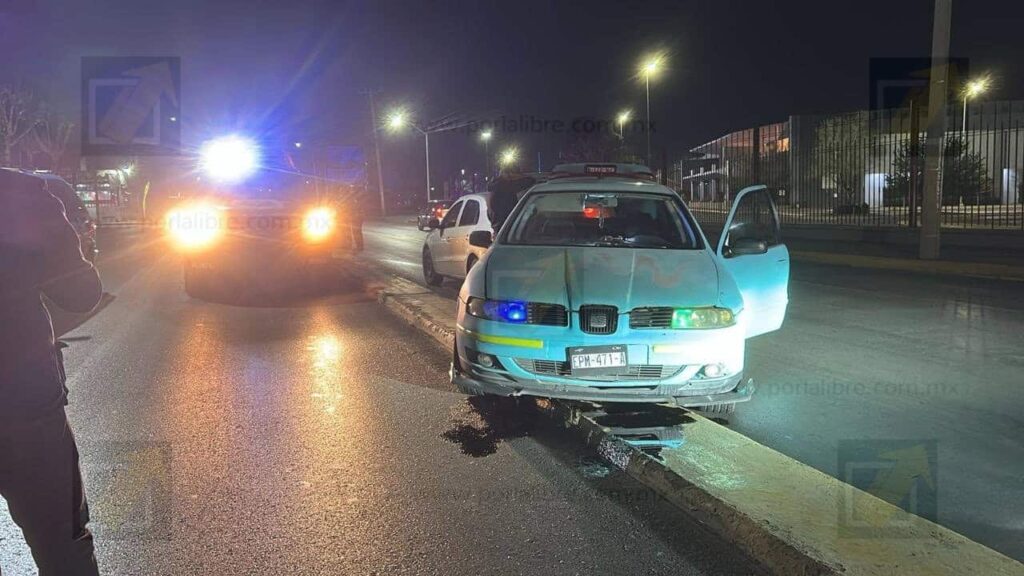 Conductor Pierde el Control y Queda Encampanado en el Camellón