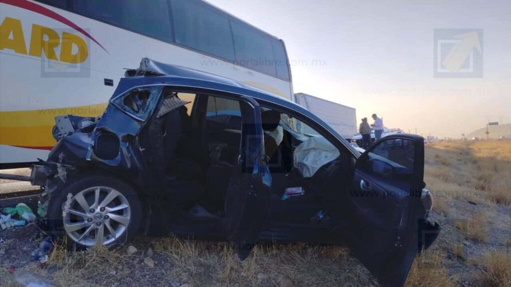 Autobús choca contra 3 vehículos en carretera a Delicias; 6 lesionados