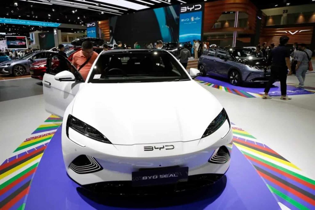 Sheinbaum afirma que inversión de automotriz china BYD en México «nunca fue formal»